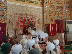 2016년 왕좌에 앉은 카노 에미르(Emir of Kano), 무하마두 사누시 2세(Muhammadu Sanusi II)(카노 에미르)