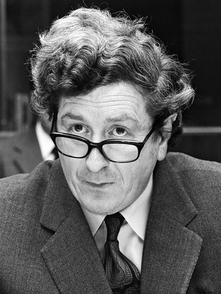 가렛 피츠제럴드(Garret FitzGerald)는 1980년대 당의 자유화에 기여한 것으로 평가받는다.