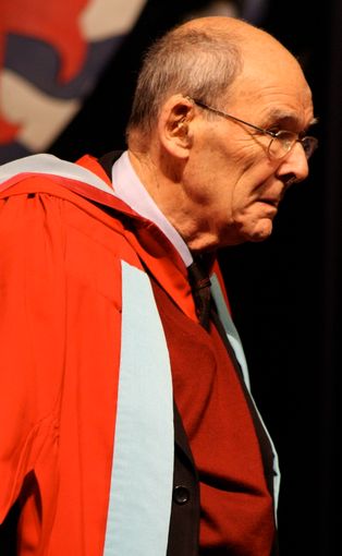 암스트롱은 2007년 12월 13일 영국 [[노팅엄 대학교]]에서 명예 문학 박사 학위를 받았다.