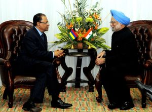 나빈 람굴람과 인도 전 총리 만모한 싱.