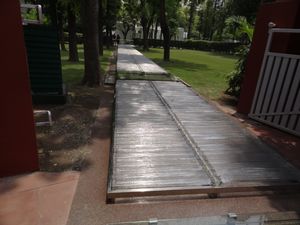 간디가 암살된 장소는 현재 인디라 간디 기념관의 수정 경로에 유리 개구부로 표시되어 있다.