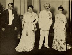 트웨인(오른쪽에서 두 번째)과 1907년 제임스타운 박람회에서 미국 국가 딸들의 협회 회장인 에밀리 넬슨 리치 맥린(Emily Nelson Ritchie McLean)의 모습