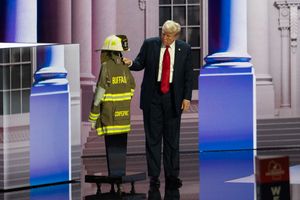 도널드 트럼프(Donald Trump)가 트럼프 암살 시도 당시 사망한 코리 콤퍼레이토어(Corey Comperatore)의 소방대 유니폼 옆에 서 있다