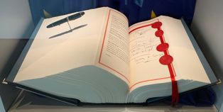 마스트리흐트 조약, 여기는 [[레겐스부르크]]의 전시회에서 보여지고 있다. 책은 [[벨기에]], [[덴마크]], [[독일]], [[그리스]]의 국가 원수를 대표하는 장관들의 서명과 봉인이 담긴 페이지가 펼쳐져 있다.