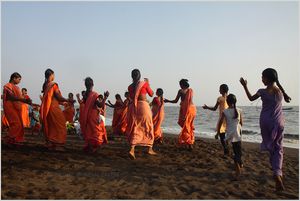 구자라트주의 나바라트리 전통인 가르바 춤