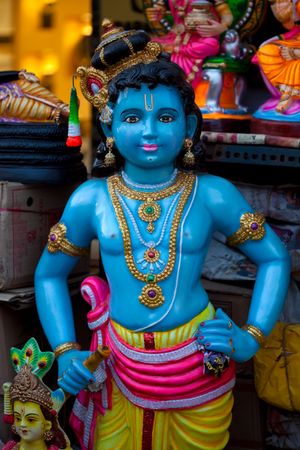 위의 크리슈나처럼 일부 지역에서는 특별한 나바라트리 소형 골루 인형을 생산하고 판매한다.