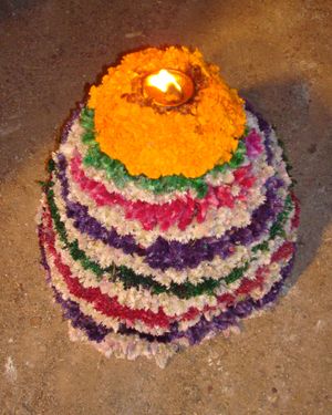 텔루구어 나바라트리 전통인 바투카마 꽃 장식 위의 등불