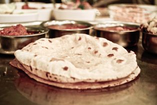 다양한 반찬과 함께 제공되는 차파티