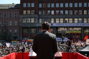 2009년 5월 1일 오슬로 영스토르예트에서 국제 노동절 연설 중인 스톨텐베르그