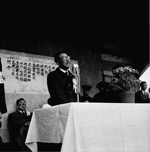 1954년 5월 1일 대한민국 노동절 기념대회에서 대회사를 낭독하고 있다.