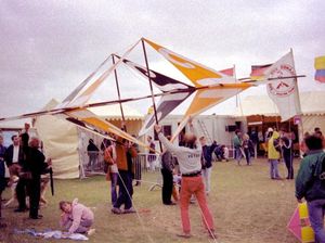 1988년 9월, 디에프에서 연을 들어올리는 피터 린