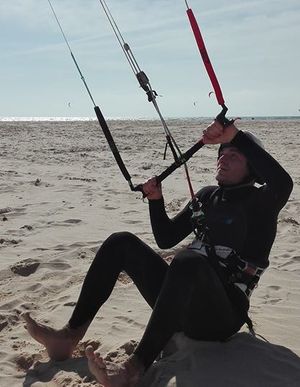 카이트서퍼는 라인이 부착된 바를 사용하여 카이트를 조종하고, 하네스를 착용하며, 웨트슈트를 입을 수 있다.