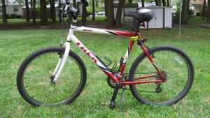 강철 프레임으로 제작된 2002년형 트렉 800 스포츠 모델. 서스펜션이 없는 리지드(rigid) 방식이다.