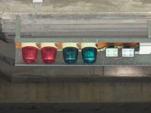 멜버른 크리켓 경기장의 조명은 심판의 비디오 판독 결과를 나타낸다.