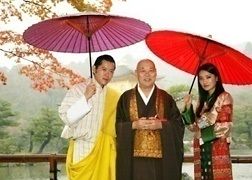 2011년 11월 21일, 교토(京都) 록원사(금각사(金閣寺))를 방문한 지그메 케사르 남기엘 왕축