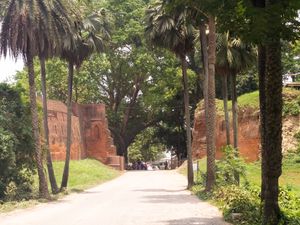 차파이 나와브간지-말다 지역의 코트왈리 문은 서벵골과 방글라데시의 경계를 나타낸다.