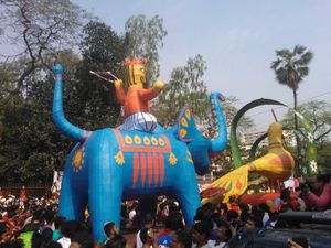 방글라데시에서 벵골 신년 기간 중 열리는 망갈 쇼바자트라 행렬