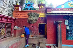 네팔 파르핑(Pharping) 동굴. 이곳에서 구루는 양닥 헤루카(Yangdak Heruka)와 바즈라킬라야(Vajrakilaya)를 결합한 수행을 통해 최고의 마하무드라(Mahamudra)를 성취했다고 한다.