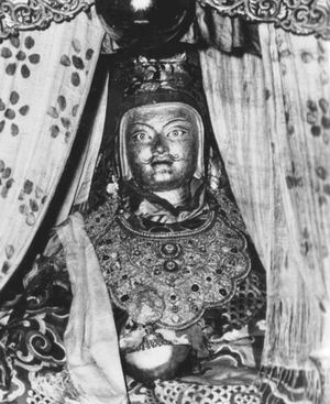 티베트 삼예 사원에 있는 유명한 파드마삼바바의 "나를 닮은" 동상. 전통적으로 그가 직접 축복한 것으로 알려져 있다.