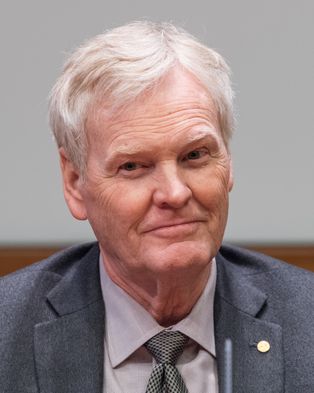 마이클 W. 영, 노벨상 기자 회견 (스톡홀름, 2017년 12월)