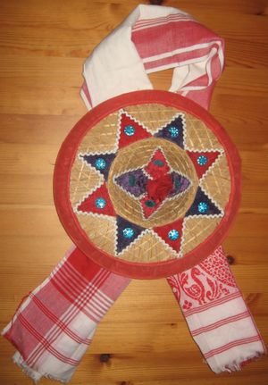 가모사 위에 놓인 장식적인 아삼식 자피