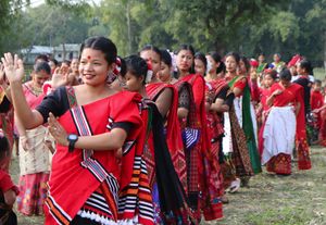 미싱 소녀들이 알리 아이 리강(봄 축제) 동안 오이:니톰 선율에 맞춰 춤을 추는 모습