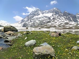 카슈미르 계곡 북쪽에 있는 하르무크(Harmukh) 산은 힌두교에서 신성시된다.