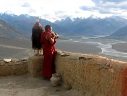 잔스카르(Zanskar) 지방의 사원. 일몰을 알리는 승려