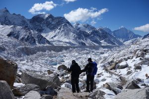 네팔의 에베레스트 등반로를 트레킹 중인 관광객