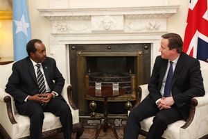 2013년 2월 4일 영국을 국빈 방문해 영국의 총리 데이비드 캐머런과 회담하는 소말리아의 대통령 하산 셰흐 마하무드