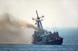 1987년 5월 17일, 엑조세에 피격되어 소화 작업으로 물을 채워 크게 기울어진 올리버 해저드 페리급 미사일 프리깃함 USS FFG-31 "스타크"