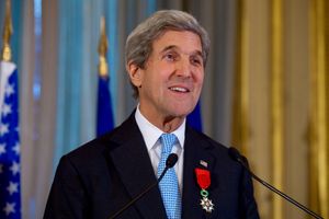 2016년 12월, 프랑스 외무장관 장-마르크 에로로부터 레지옹 도뇌르 훈장을 받은 케리