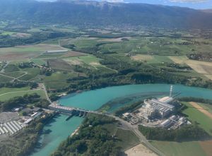 SIG 소유의 셰네비에 소각장, 베르부아 댐, 그리고 론 강변의 태양광 발전소. 배경에는 망드망 지역과 쥐라 산맥이 보인다.