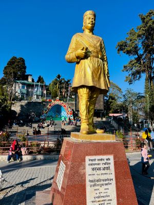 다르질링 차우라스타에 있는 반누박타 아차리아 동상