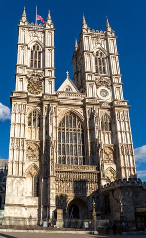 웨스트민스터 사원은 영국 군주에게 직접 속해 있다. 잉글랜드 교회는 잉글랜드의 국교회이다.