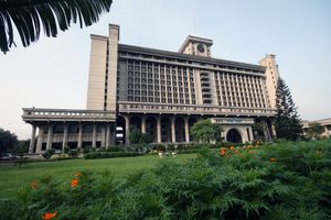 나가르 바반(Nagar Bhaban)은 다카 남부 시립 공사(Dhaka South City Corporation)의 청사이다.