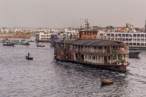 부리강(Buriganga River)의 배와 발사체