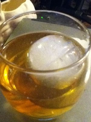 위스키를 "온 더 록스"로 제공