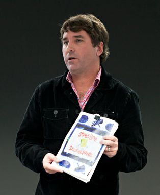 2011년, 카를로스 카주로가 촬영. 스폰지밥 네모바지 시리즈 바이블 원본을 들고 있다.