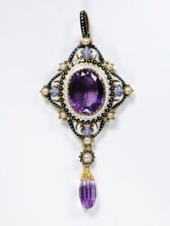 1880년경 제작, 파스쿠알레 노비시모(Pasquale Novissimo, 1844–1914) 작, V&A 박물관 소장번호 M.36-1928, 에나멜 금, 자수정, 진주 펜던트