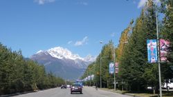 멀리 옥룡설산이 보이는 리장의 도로