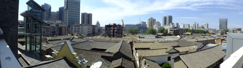 현대적인 고층 빌딩과 오래된 거리가 혼재하는 쿤밍시 우화구