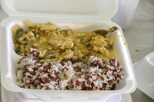 부탄의 대표 요리인 에마 다치 (ཨེ་མ་དར་ཚིལ།)와 밥 (부탄 붉은 쌀과 백미 혼합)