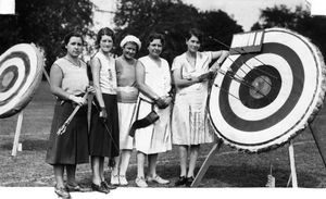 1931년 궁술 대회에 참가한 다섯 명의 여성