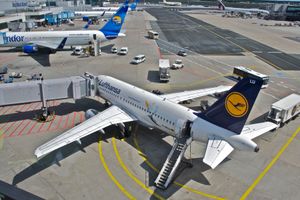 주기 중인 A319. 전방 도어에는 탑승교가, 후방 도어에는 계단차가 연결되어 있다.