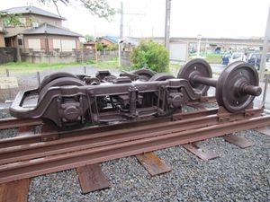 762mm의 대차와 1067mm의 차축, 그리고 1435mm를 더한 3가지 궤간의 레일 전시(요카이치 아스나로 철도히나가 역)