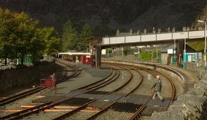 표준궤(우)와 페스티니오그 철도의 협궤(597 mm) 선로(좌)