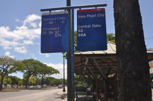 "풍상과 풍하"(Windward and Leeward)는 하와이 제도 오아후섬의 버스 노선 안내(왼쪽)에서도 사용되고 있다(알라모아나센터 부근에서)