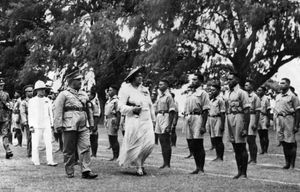 1940년 통가가 나치 독일에 선전포고를 한 후, 살로테 여왕이 군대를 사열하는 모습.