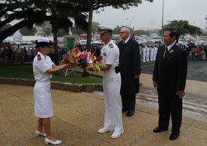 제2차 세계 대전 중 뉴칼레도니아의 자유를 확보하는 데 기여한 미국 군인들을 기리는 의식에서의 Jean Lèques